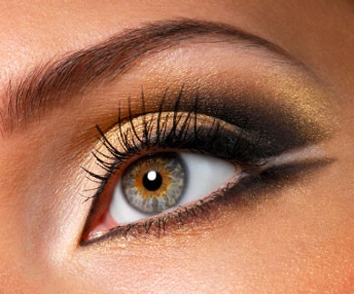 Il trucco che risalta l'abbronzatura