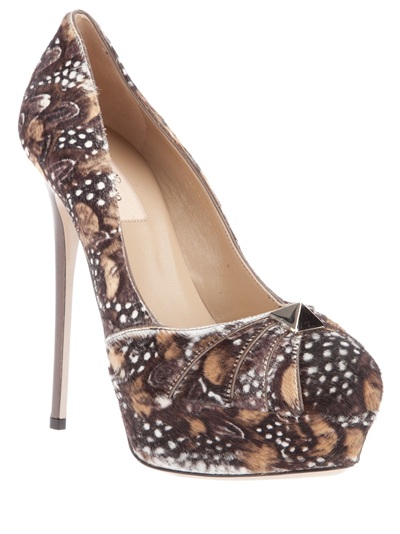 Valentino con le sue  pumps di piume