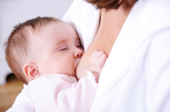 bambino che allatta al seno