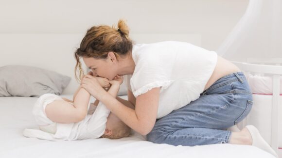 madre-che-gioca-con-il-bambino-a-casa